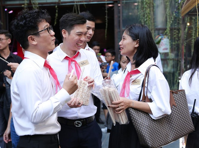 Đám cưới đặc biệt này thay vì đãi tiệc ở nhà hàng như bình thường thì chị Nguyệt Ánh và chồng đã tổ chức một hôn lễ cực kỳ thú vị, với chủ đề "Reply 1996" chuẩn sân trường.