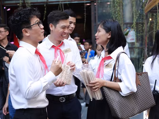 Đám cưới đặc biệt này thay vì đãi tiệc ở nhà hàng như bình thường thì chị Nguyệt Ánh và chồng đã tổ chức một hôn lễ cực kỳ thú vị, với chủ đề "Reply 1996" chuẩn sân trường.