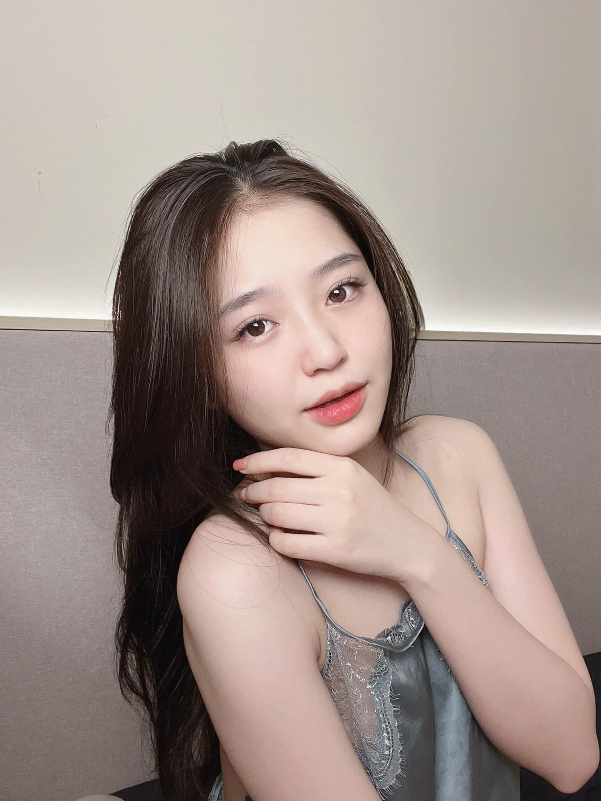 Cô nàng sở hữu gương mặt đẹp và vóc dáng phổng phao. 