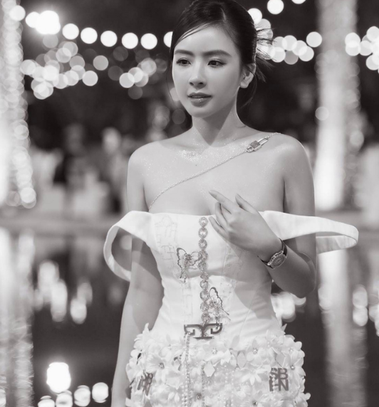 Điểm nhấn của bộ trang phục mà hot girl Hà thành mặc dự tiệc chính là phần quai váy trễ nải kết hợp chi tiết đắp hoa cầu kỳ phần thân váy.