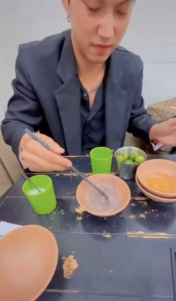 Thế nhưng, ngay sau đó, chén nước mắm đã bị anh chàng chê thậm tệ. Điều này khiến nhiều người tỏ ra không thoải mái bởi nước mắm vốn không phải là món được phục vụ kèm, nên màn review này là không khách quan. Ảnh: Tổng hợp