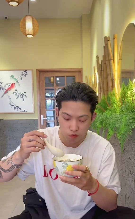 Điển hình là màn review quán chè C.H xảy ra cách đây chưa lâu, Nờ Ô Nô cũng nhanh chóng nhập cuộc, đưa ra ý kiến của bản thân mình. Thế nhưng, mọi người cho rằng anh chàng TikToker này đang lợi dụng drama để nổi tiếng và tạo ra làn sóng tranh cãi gay gắt. Sau đó, một số cửa hàng đã đăng tải hình ảnh thông báo với dòng chữ “miễn tiếp” đối với TikToker Nờ Ô Nô.