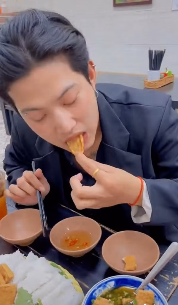 Nờ Ô Nô trước đó cũng tình dính thị phi khi đến review quán bún đậu của Trang Trần. Tuy nhiên, thay vì sử dụng mắm tôm đúng như tên gọi món ăn, anh chàng đã xin một chén nước mắm vì bản thân không thể ăn được mắm tôm.