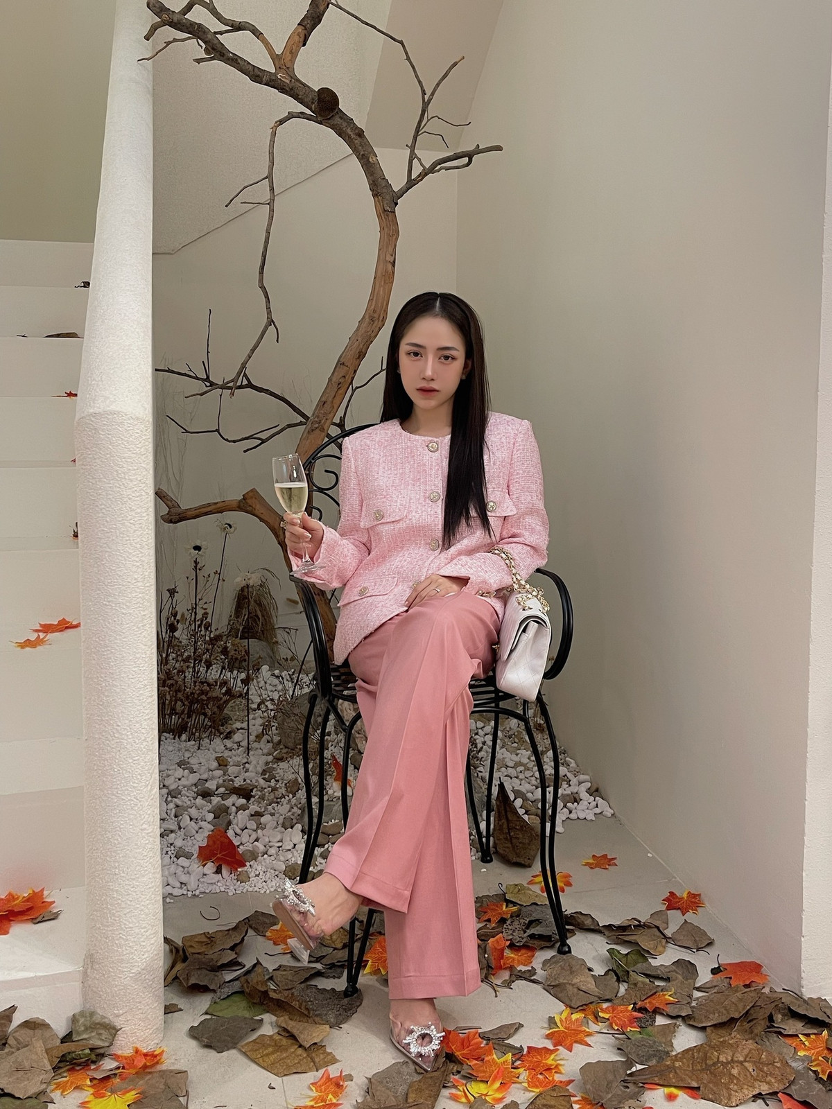 Sau khi sinh tiểu công chúa thứ 2 được một thời gian, Joyce Phạm thường xuyên "trốn" con đi tham gia các sự kiện.