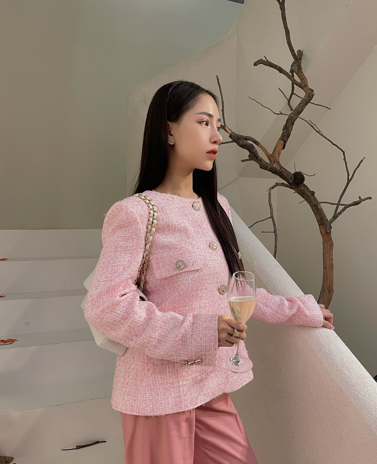 Con gái Minh Nhựa - Joyce Phạm là một hot girl có tiếng, sở hữu nhan sắc xinh đẹp. Sinh ra trong gia đình giàu có, cuộc sống cô từ bé đã sang chảnh, không thiếu thốn gì.