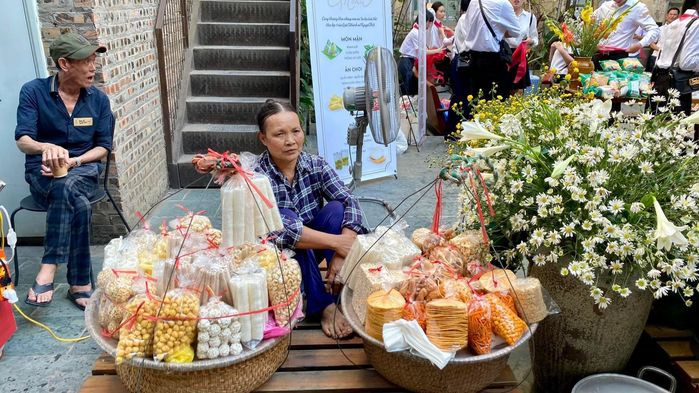 Họ cũng không gửi thiệp mời theo kiểu truyền thống mà để bạn bè nếu muốn đi thì tự điền vào “đường link” là được.