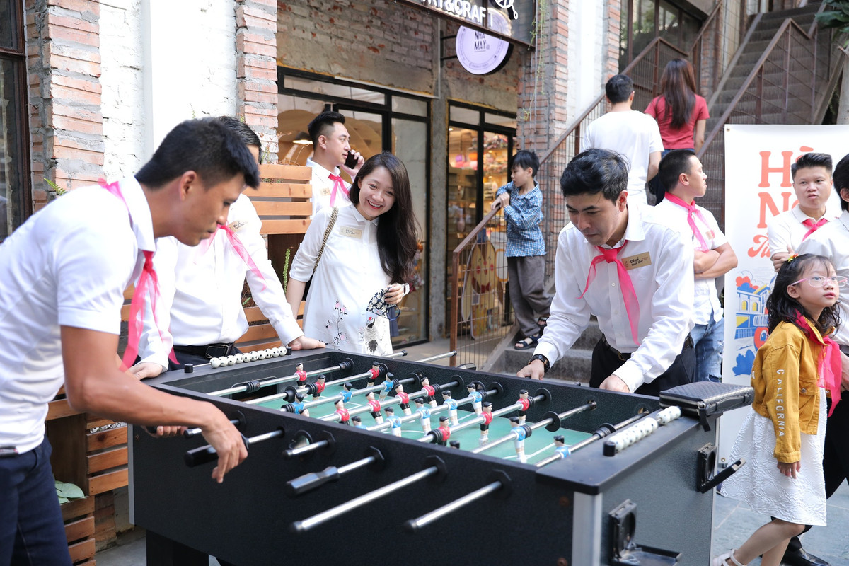 Điều vui nhất là toàn thể khách mời đều tỏ ra rất hào hứng trong suốt bữa tiệc, ai cũng khen đồ ăn ngon, khen ý tưởng của cô dâu chú rể quá độc đáo. Ảnh: Vũ Nguyệt Ánh