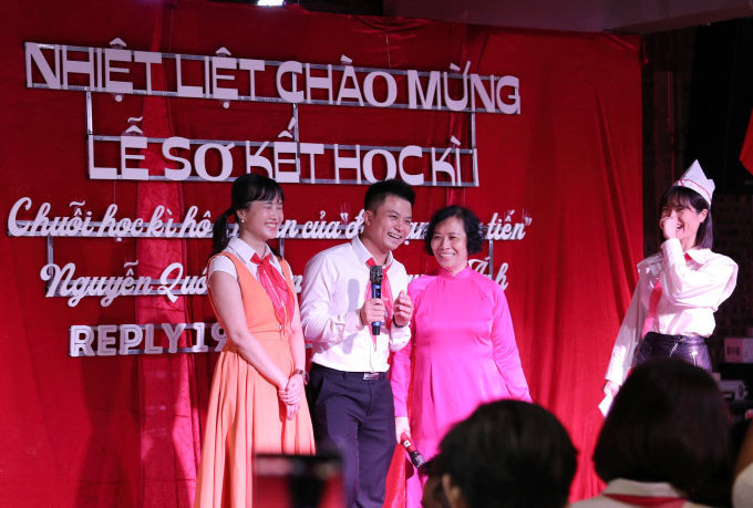 Theo chia sẻ từ cô dâu chú rể, trước đây họ vốn là bạn cùng lớp thời tiểu học, vậy nên họ muốn tổ chức hôn lễ thật đặc biệt để ôn lại những kỷ niệm đẹp thời học sinh.