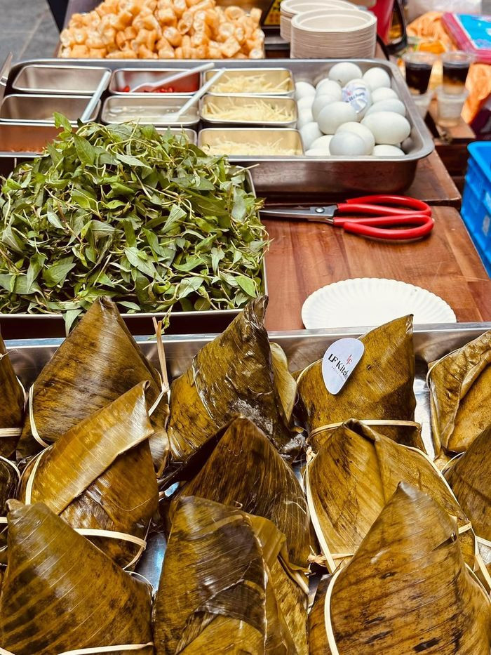 Mâm cỗ cưới không phải là thứ gì cao sang, mà mỗi món ăn ở đám cưới này đều là bánh giò, cháo sườn, trứng vịt lộn, quẩy nóng, bim bim, ô mai, điều này không hề hợp với tiêu chí “mâm cao cỗ đầy” trong ngày cưới kiểu truyền thống.