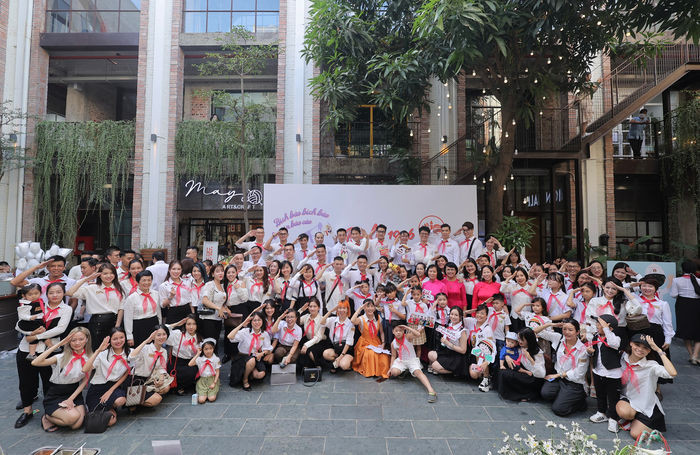 Đặc biệt, ekip còn mời hẳn một cô bán bỏng đến phục vụ trong ngày cưới. Trong đoạn chia sẻ trên trang cá nhân cô dâu Nguyệt Ánh có kể lại: “Cảm ơn các vender không chuyên đã hợp tác, trong đó có cô bán bỏng, hôm đầu nhận order 1,3 triệu đồng tiền bỏng, có ô tô đến đón tận nơi cả cô cả quang gánh đi mà cô còn sợ bị lừa”.