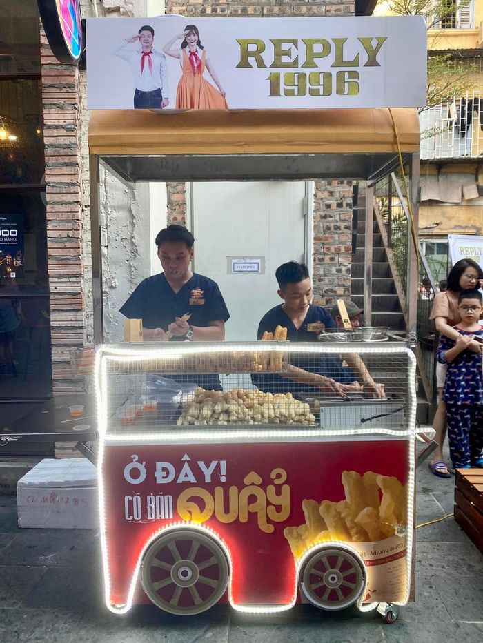 Được biết cặp đôi đã phải tìm kiếm khắp Hà Nội gần một trời mới chọn được địa điểm và đơn vị tổ chức sự kiện sẵn sàng “chiều khách tới bến”.