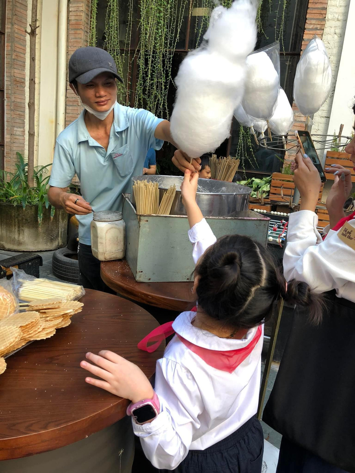 Tiệc cưới bắt đầu bằng nghi thức chào cờ, hát Quốc ca, Đội ca, hô khẩu hiệu như trong trường tiểu học.