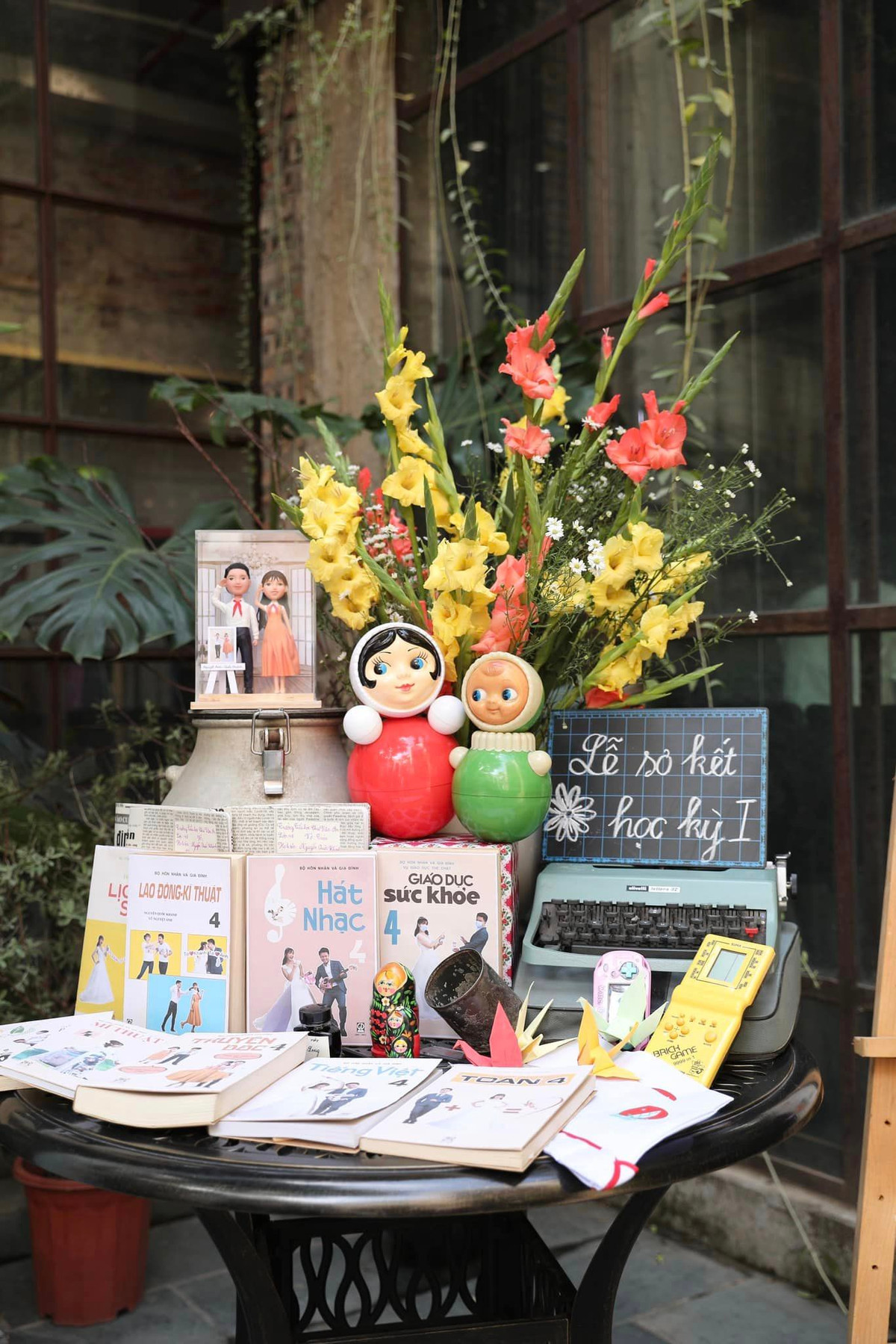 Đầu buổi tiệc, khách mời viết lưu bút, thưởng thức các quầy ăn vặt, chụp ảnh lưu niệm trong quang cảnh như cổng trường tiểu học năm 1996.