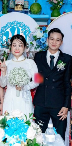 Lúc thì phồng má, lúc lại mở mắt rất to khiến bức hình cưới từ nghiêm túc bỗng trở nên “tấu hài”.