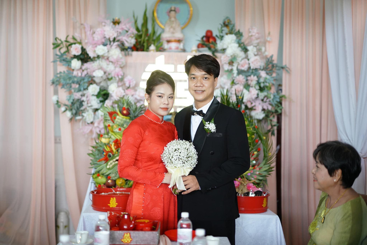 Đến người xem cũng phải bất ngờ trước album ảnh để đời này. Một số cho rằng, dù sao nó cũng rất đặc biệt và sau này sẽ là kỷ niệm đáng nhớ của 2 vợ chồng.