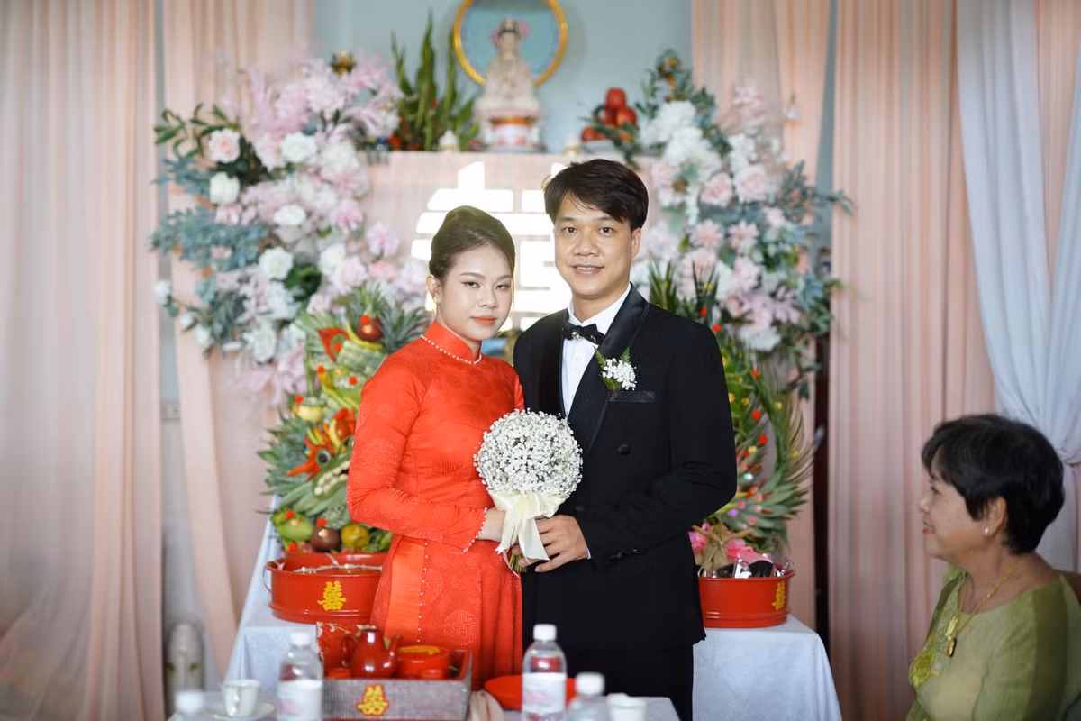 Đến người xem cũng phải bất ngờ trước album ảnh để đời này. Một số cho rằng, dù sao nó cũng rất đặc biệt và sau này sẽ là kỷ niệm đáng nhớ của 2 vợ chồng.