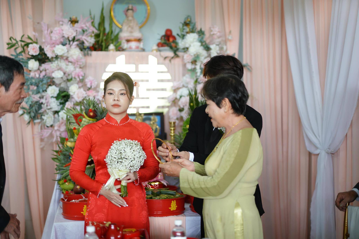 Cụ thể trong ảnh, cô dâu liên tục có ánh mắt như liếc, buồn ngủ hay nhắm mắt khá khó hiểu. Những biểu cảm này của cô khiến bức hình cưới từ nghiêm túc bỗng trở nên “tấu hài”.