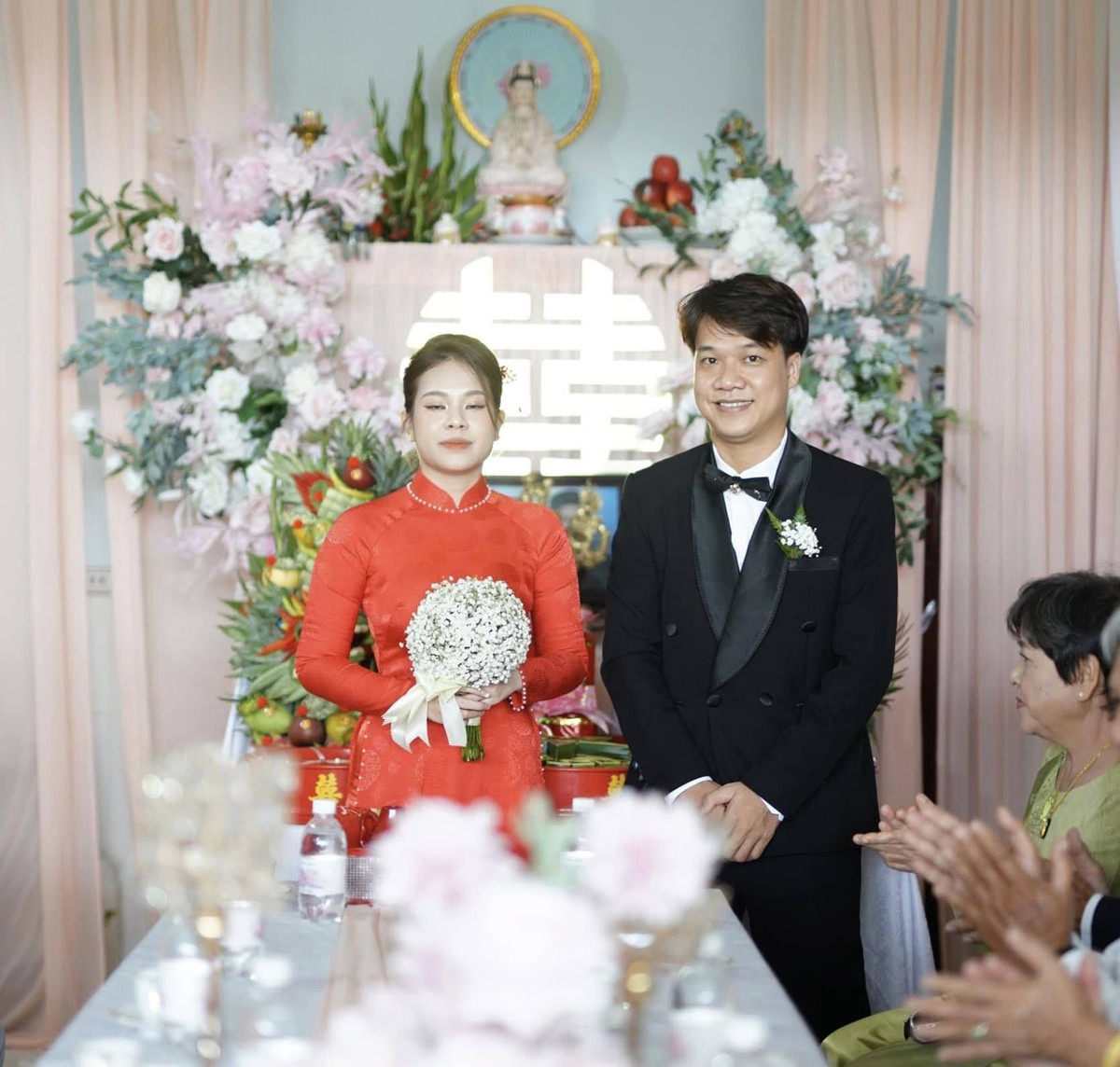 Không riêng gì cặp đôi này, gần đây nhất trên MXH cũng chia sẻ nhiều về bộ ảnh cưới mà cô dâu liên tục có biểu cảm hài hước.