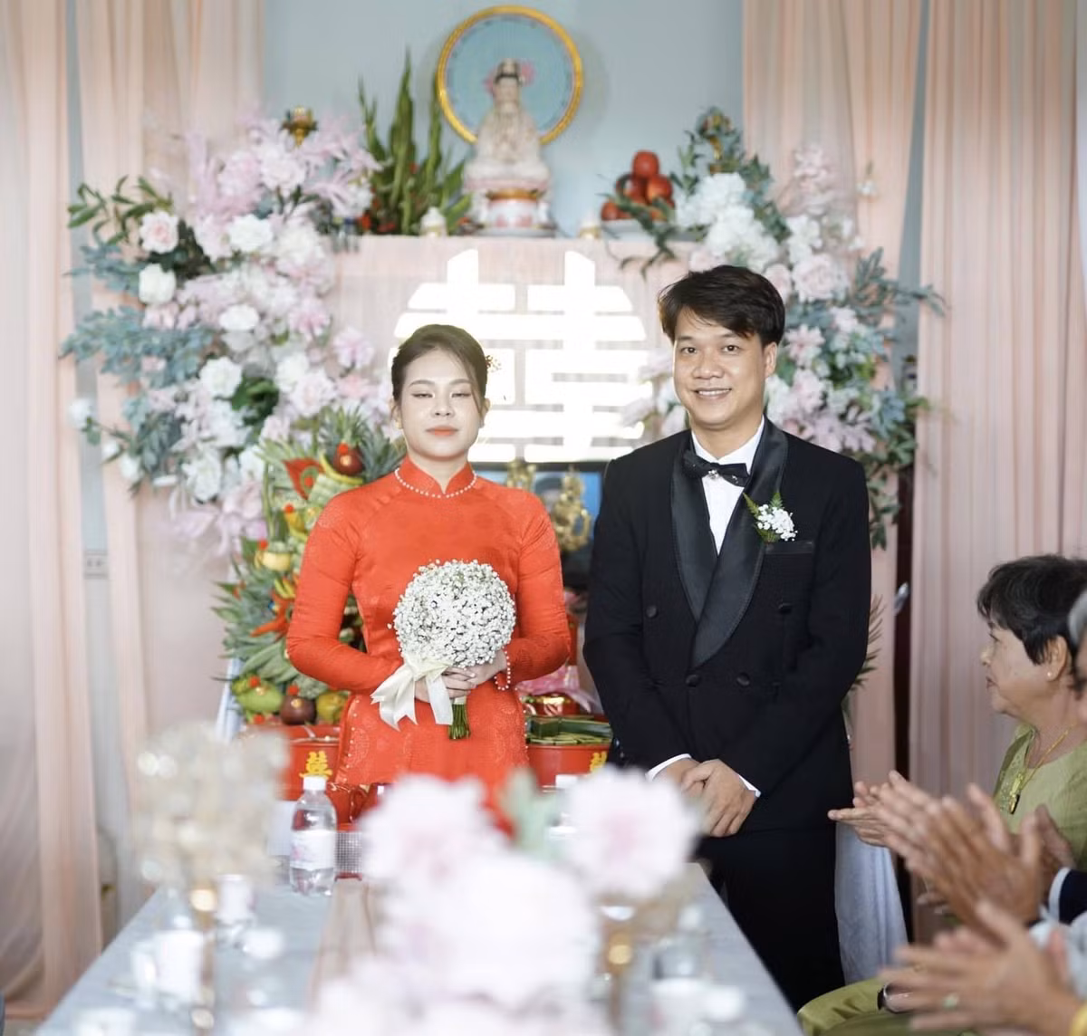 Không riêng gì cặp đôi này, gần đây nhất trên MXH cũng chia sẻ nhiều về bộ ảnh cưới mà cô dâu liên tục có biểu cảm hài hước.