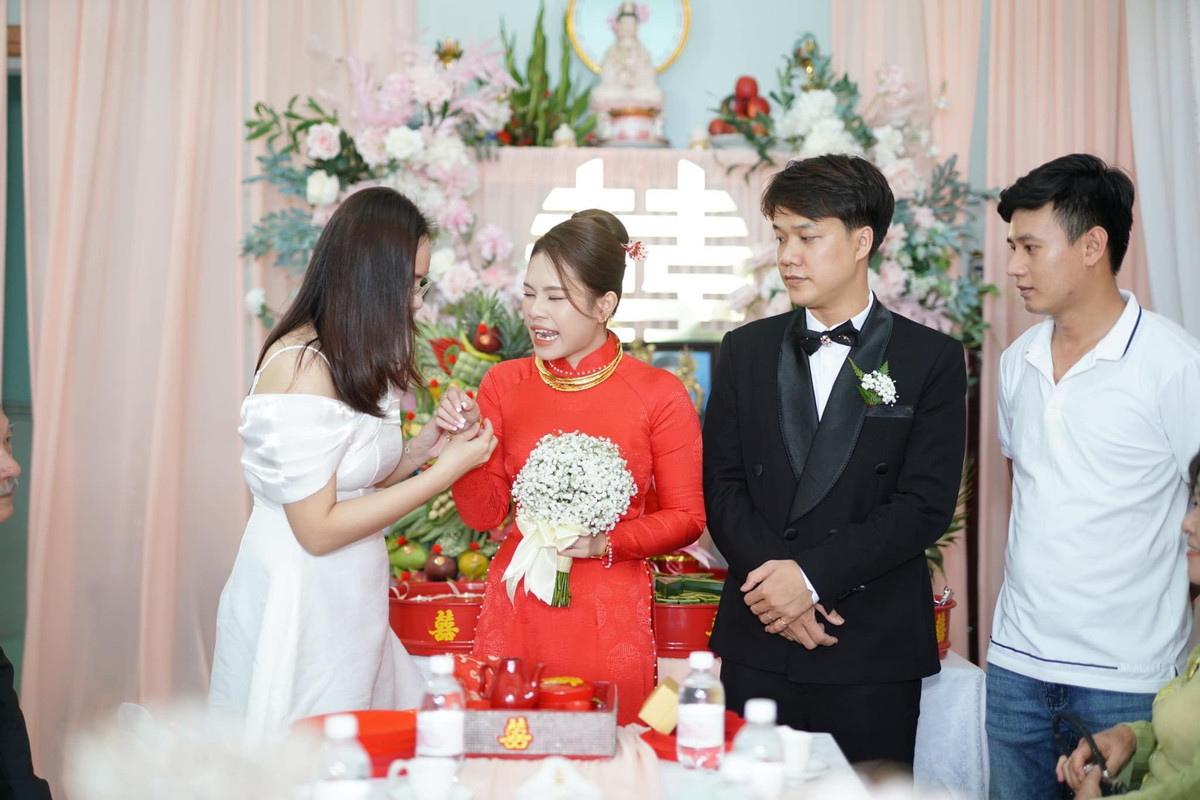 Album ảnh cưới này sau khi chia sẻ lên MXH đã khiến netizen thích thú vì biểu cảm của nàng dâu mới.