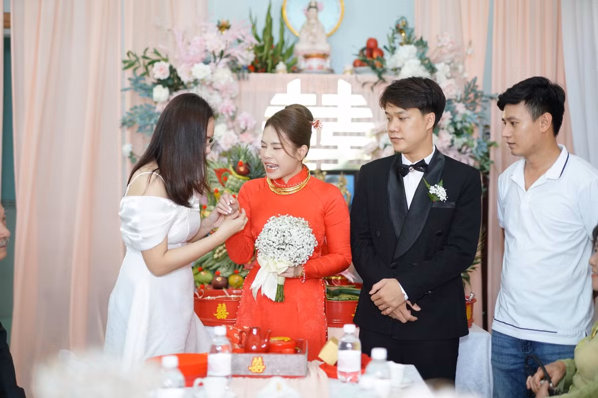 Album ảnh cưới này sau khi chia sẻ lên MXH đã khiến netizen thích thú vì biểu cảm của nàng dâu mới.