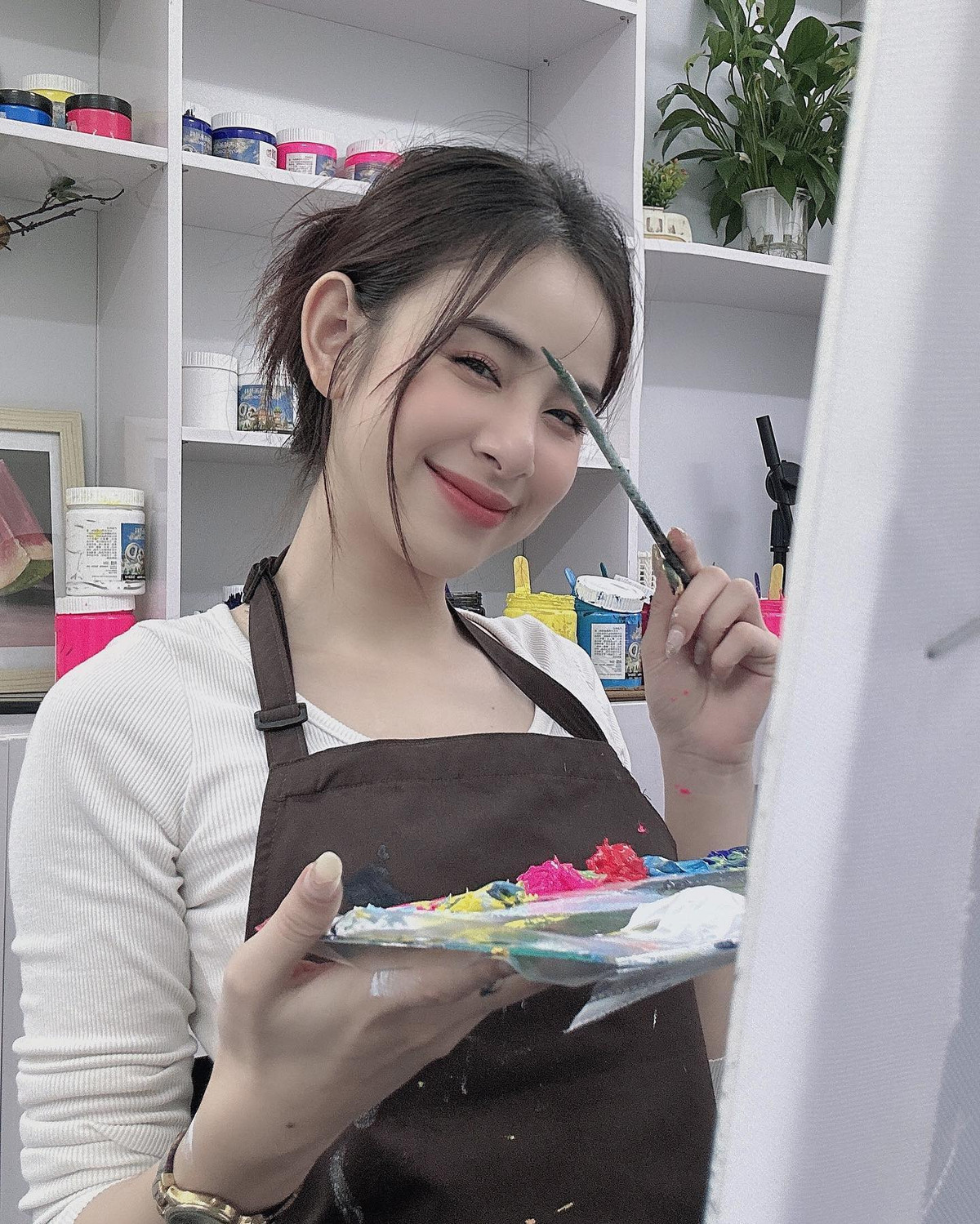 Liên Hương sinh năm 2003, đến từ Hà Nội. Cô từng gây chú ý khi chỉ cần nở một nụ cười thu về 10 triệu lượt xem.