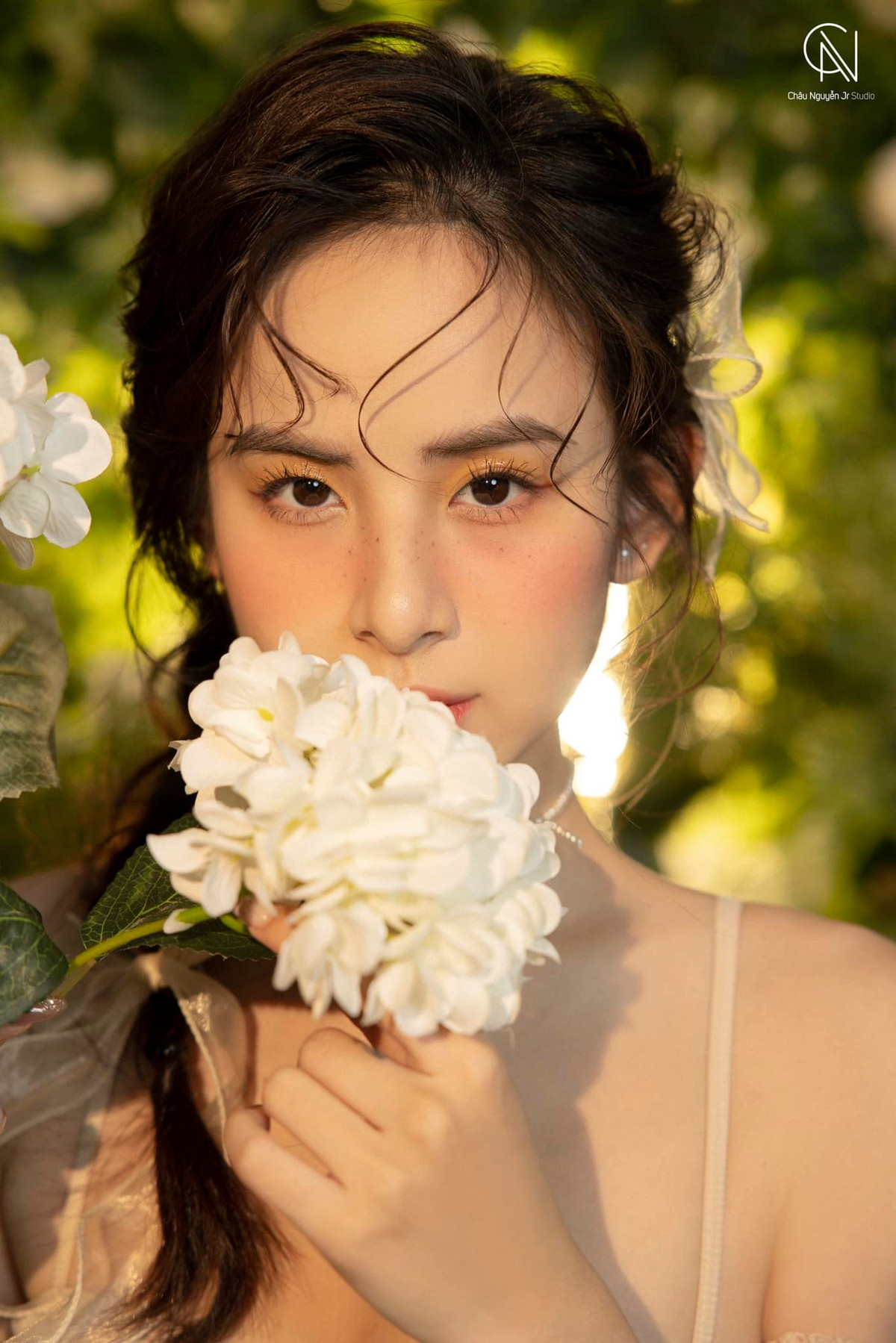 Cô nàng trở nên nổi bật, thu hút được gần 20 ngàn lượt theo dõi trên trang facebook cá nhân.