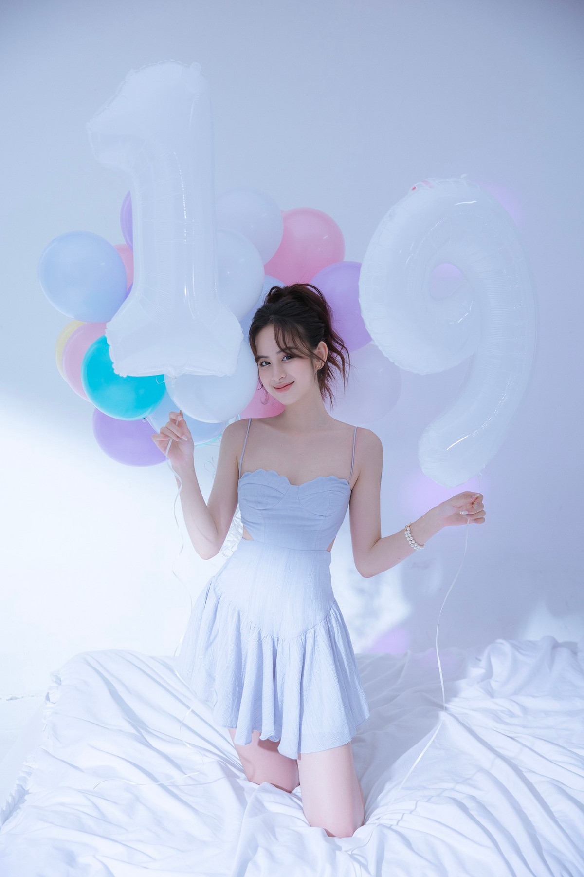 Nguyễn Liên Hương là hot girl đang nổi tiếng trên mạng xã hội trong thời gian gần đây.