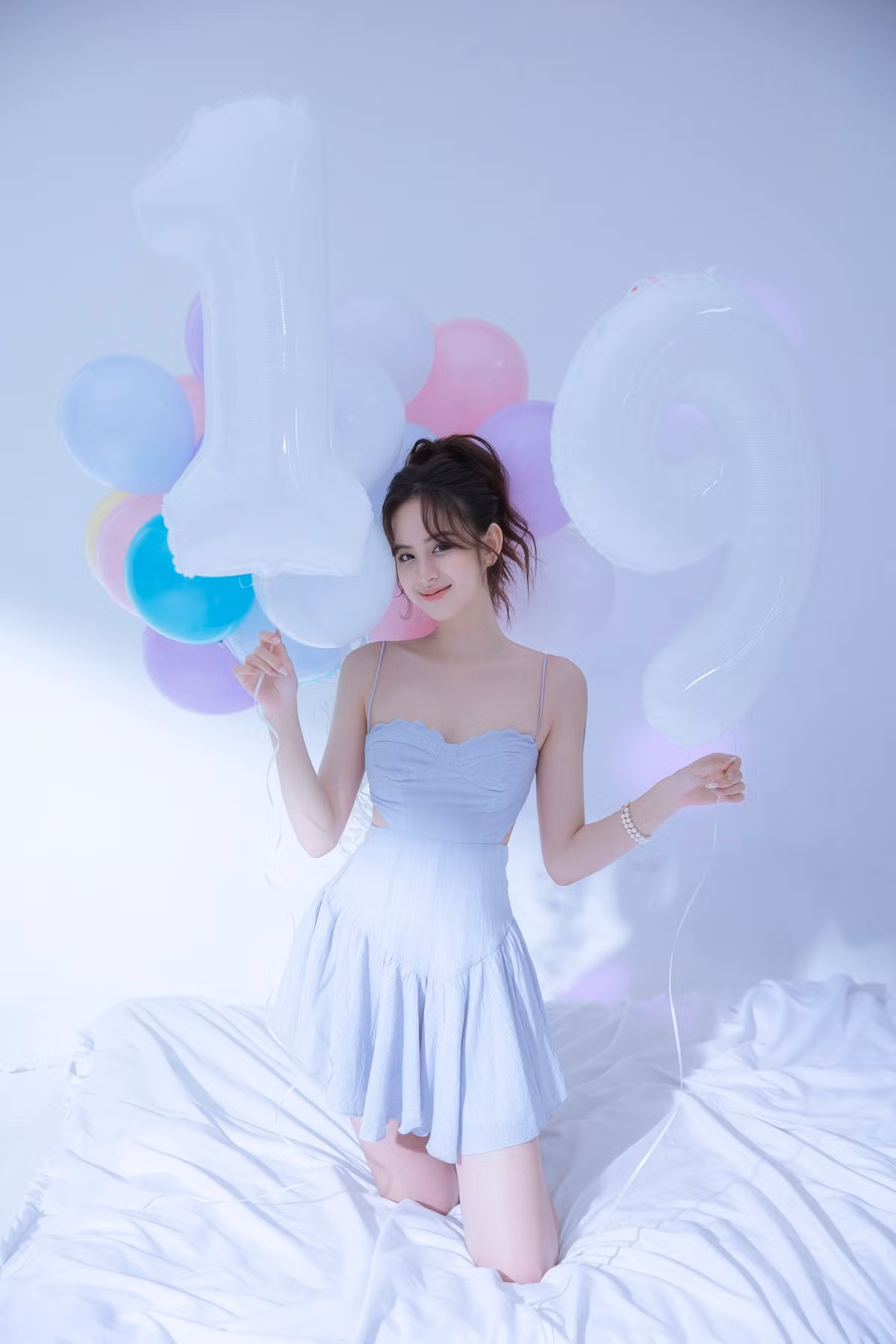 Nguyễn Liên Hương là hot girl đang nổi tiếng trên mạng xã hội trong thời gian gần đây.