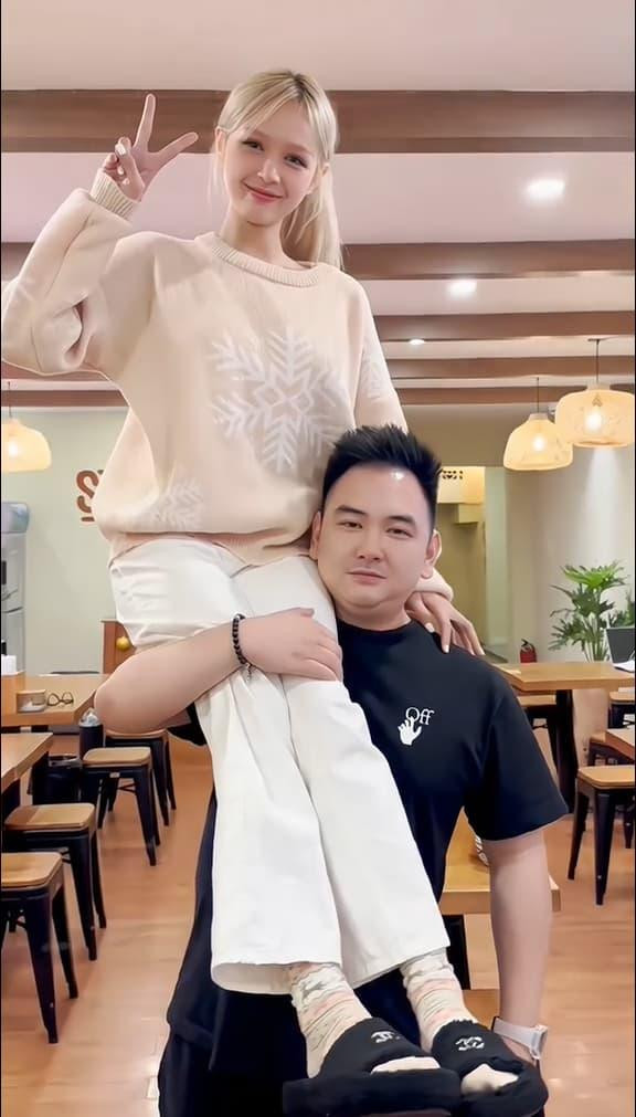 Lúc đầu, để vác được Xoài Non, nam streamer mất khá nhiều sức lực và có chút chệnh choạng. Tuy nhiên, chỉ một lúc sau, cả 2 vợ chồng đã nhanh chóng lấy lại được thăng bằng và thực hiện trend thành công ngoài mong đợi.