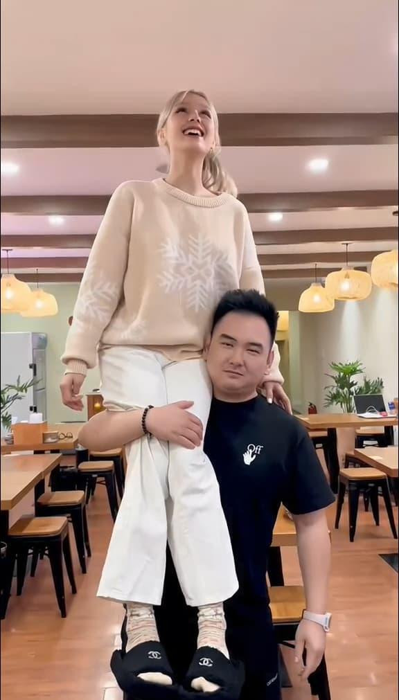 Ngoài ra, "streamer giàu nhất Việt Nam" cũng "đu trend" TikTok vác bà xã trên vai.