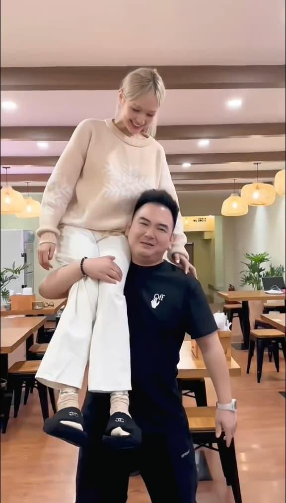 Cứ ngỡ ảnh chụp "dìm hàng" là xấu thế nhưng sắc vóc của Xoài Non vẫn rất xinh đẹp, đáng yêu.