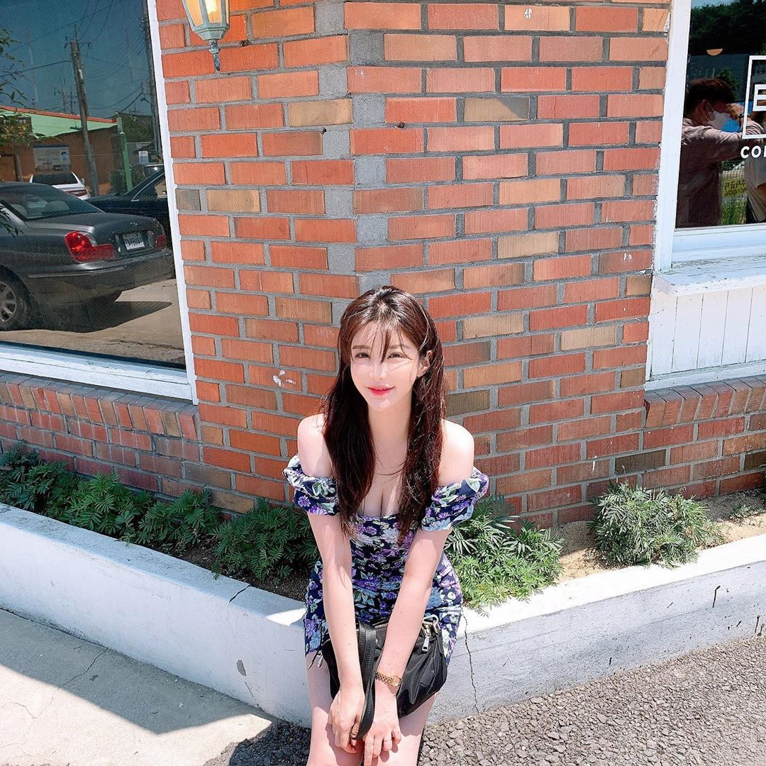 Cách tạo dáng của hot girl làng mẫu nội y khá đơn giản nhưng vẫn đủ thu hút.