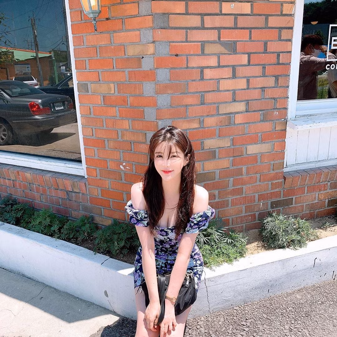 Cách tạo dáng của hot girl làng mẫu nội y khá đơn giản nhưng vẫn đủ thu hút.