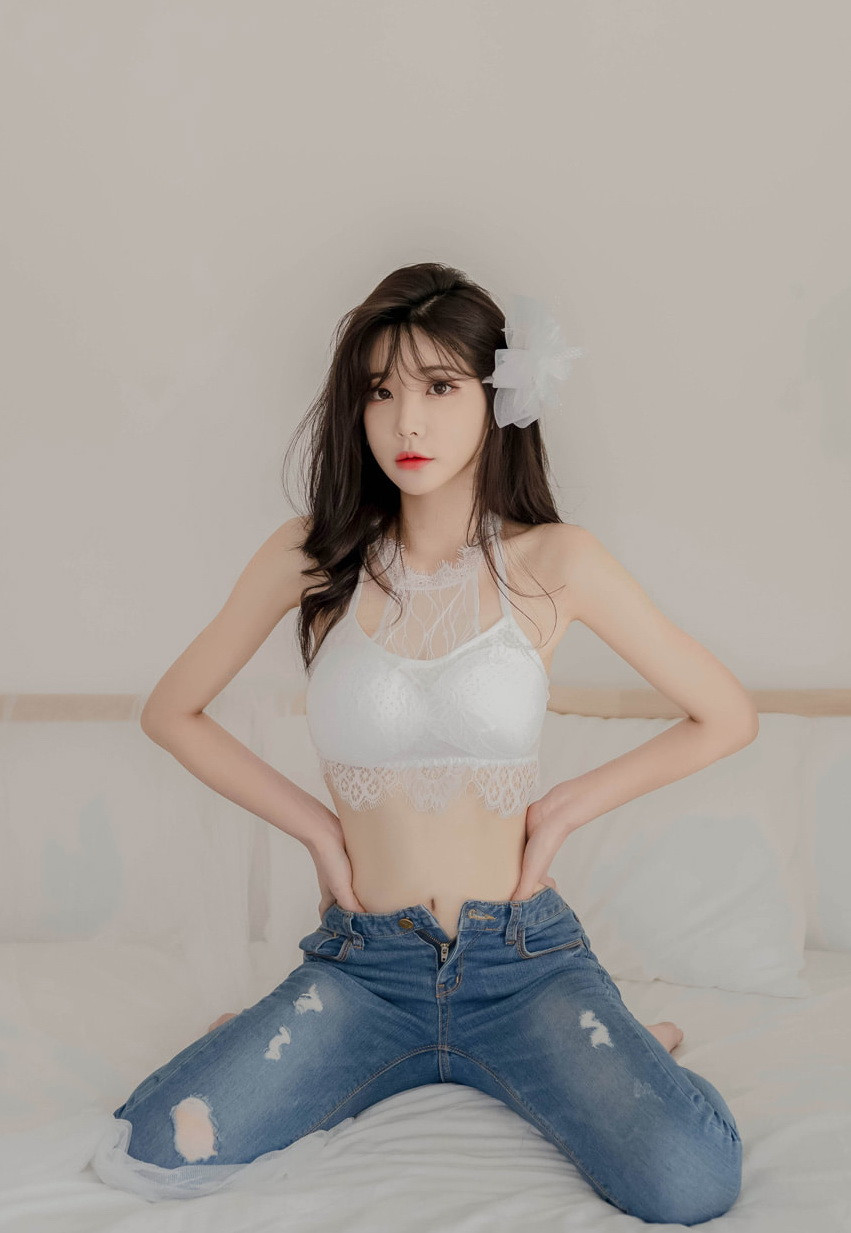 Do mới nổi nên người mẫu xinh đẹp này có khá ít thông tin. Thậm chí, nhiều người còn cho rằng cô là người khá tiếng về cuộc sống đời tư.