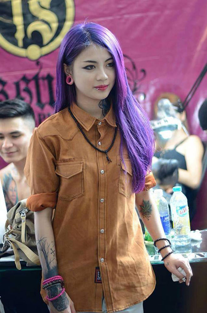 Cô nàng là một nữ thợ xăm đình đám, nổi tiếng nhờ ngoại hình xinh đẹp, cá tính, phong cách thời trang trẻ trung, sành điệu.