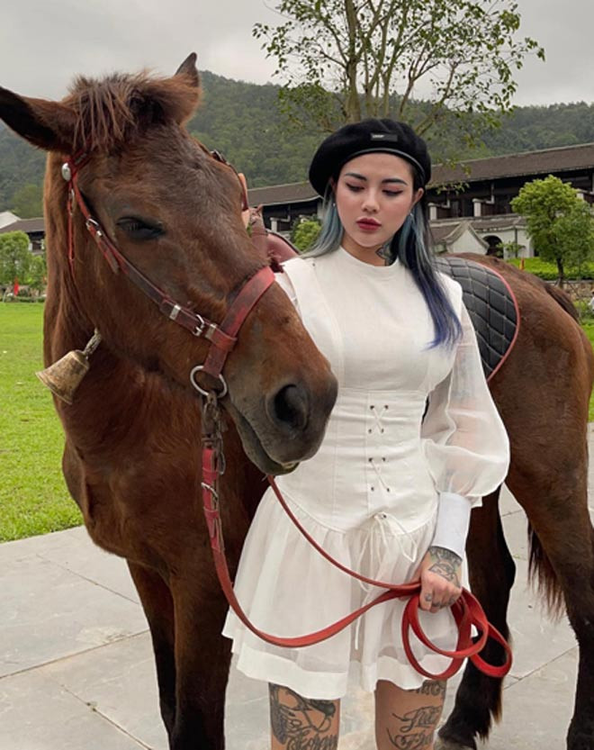 Những năm qua, nữ thợ xăm Hà thành sống kín tiếng hơn. Cô nàng ít xuất hiện trên các mặt báo hay kênh truyền thông mà chỉ tập trung vào công việc riêng của mình.