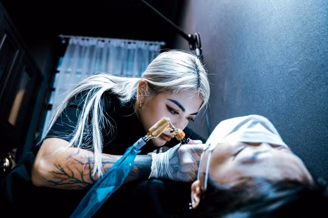 Không còn vẻ ngoài cá tính, mạnh mẽ, pha chút “ngông” năm nào, Lee Zin của hiện tại là một người phụ nữ đằm thắm, quyến rũ.