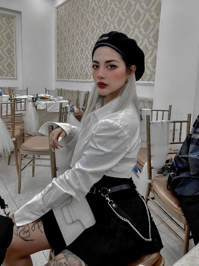 Công việc chính hiện tại của Lee Zin là thợ xăm. Được biết cô nàng sở hữu một tiệm xăm có tiếng ở phố Huế (Hà Nội).