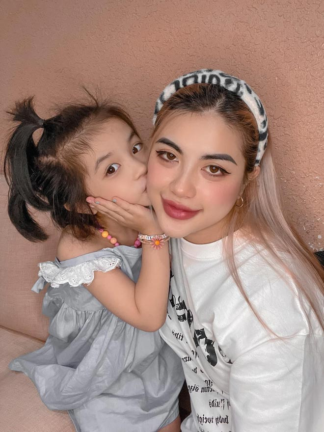 Nổi bật trên làn da trắng nõn của cô nàng là những mảng xăm lớn ở chân, tay, bụng, ngực, cổ…