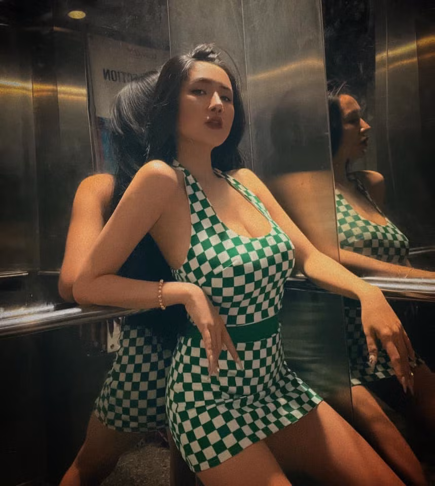 Bên cạnh đó, hot girl TikTok này còn được mệnh danh là “bà trùm nông sản” bởi những video nấu ăn vui nhộn đậm chất “cây nhà lá vườn” mà cô chia sẻ.