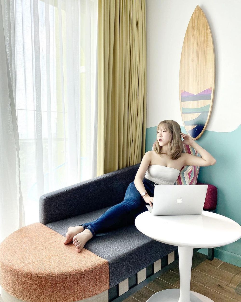 Mặc dù vậy, tần suất đăng bài của cô vẫn chưa thường xuyên và còn hạn chế lộ mặt.