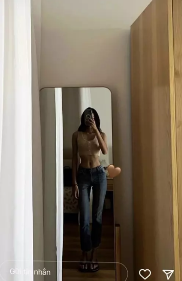 Theo đó, bạn gái Đoàn Văn Hậu diện chiếc áo len cổ cao nhưng phần thân lại dạng croptop làm lộ vòng eo bé tí tẹo.