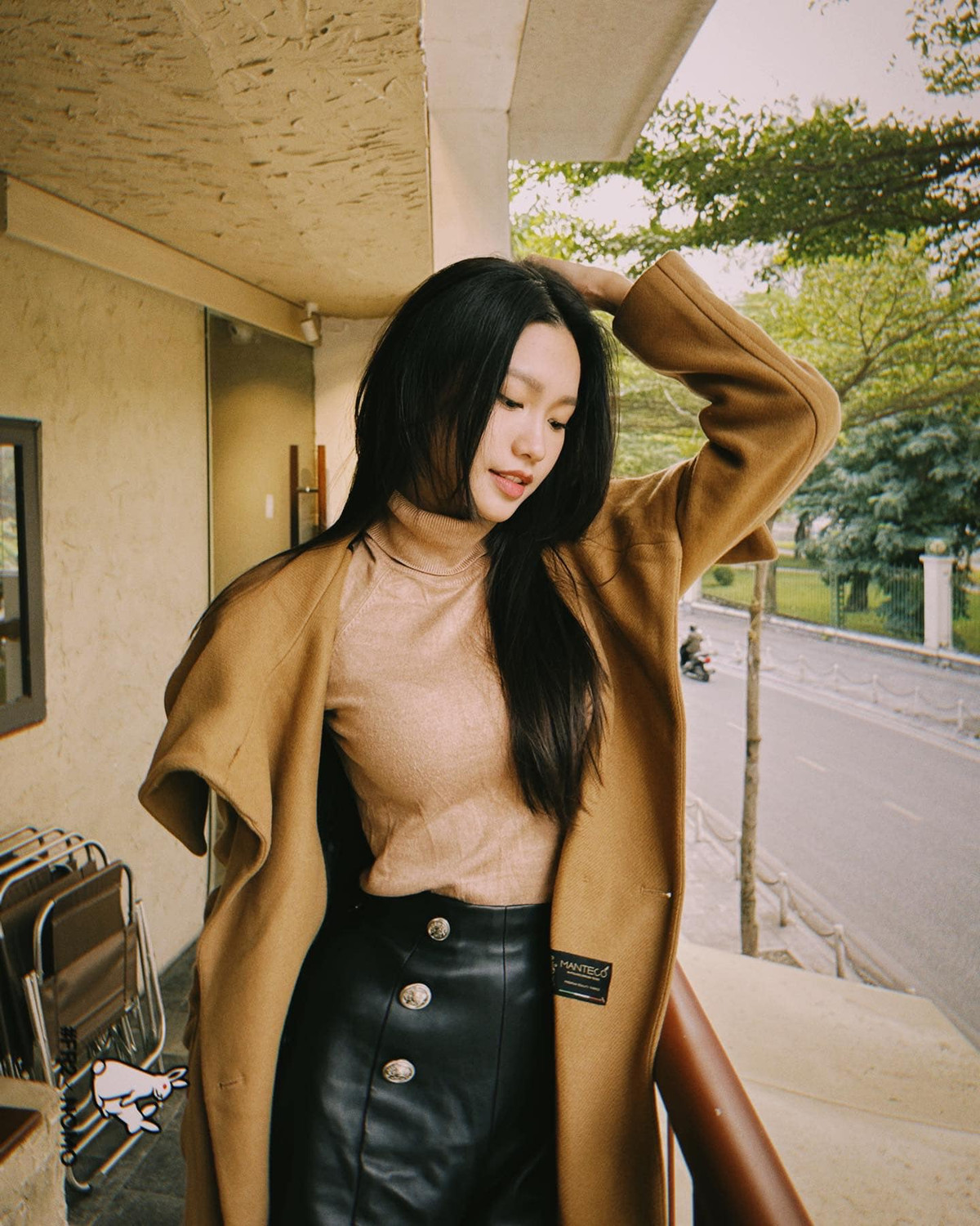 Cũng vì sở hữu vòng eo quá bé khiến Doãn Hải My từng bị nghi can thiệp photoshop.