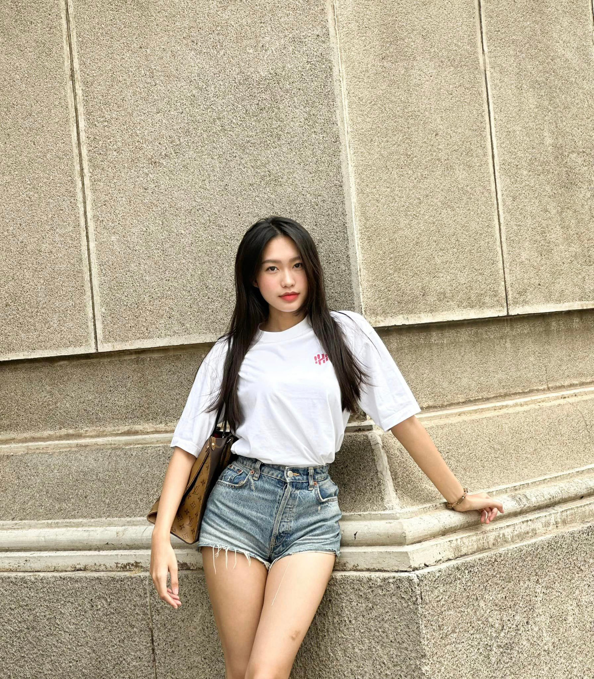 Người đẹp 10X còn được biết đến bởi cuộc sống hoàn hảo đáng mơ ước khi vừa có người yêu đẹp trai, cầu thủ số 1 Việt Nam, gia thế hoành tráng, học vấn... khủng cùng nhiều tài lẻ khác.