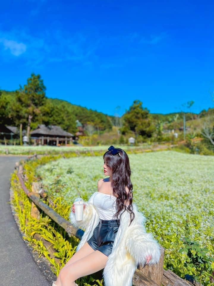 Mùa hoa cải Mộc Châu kéo dài từ tháng 11 đến tháng 12, đây là khoảng thời gian mà khí trời se lạnh của những ngày đầu đông đang ngấp nghé, thời điểm này nhiều bạn trẻ nô nức đến đây để check in, ngắm hoa và chụp ảnh.