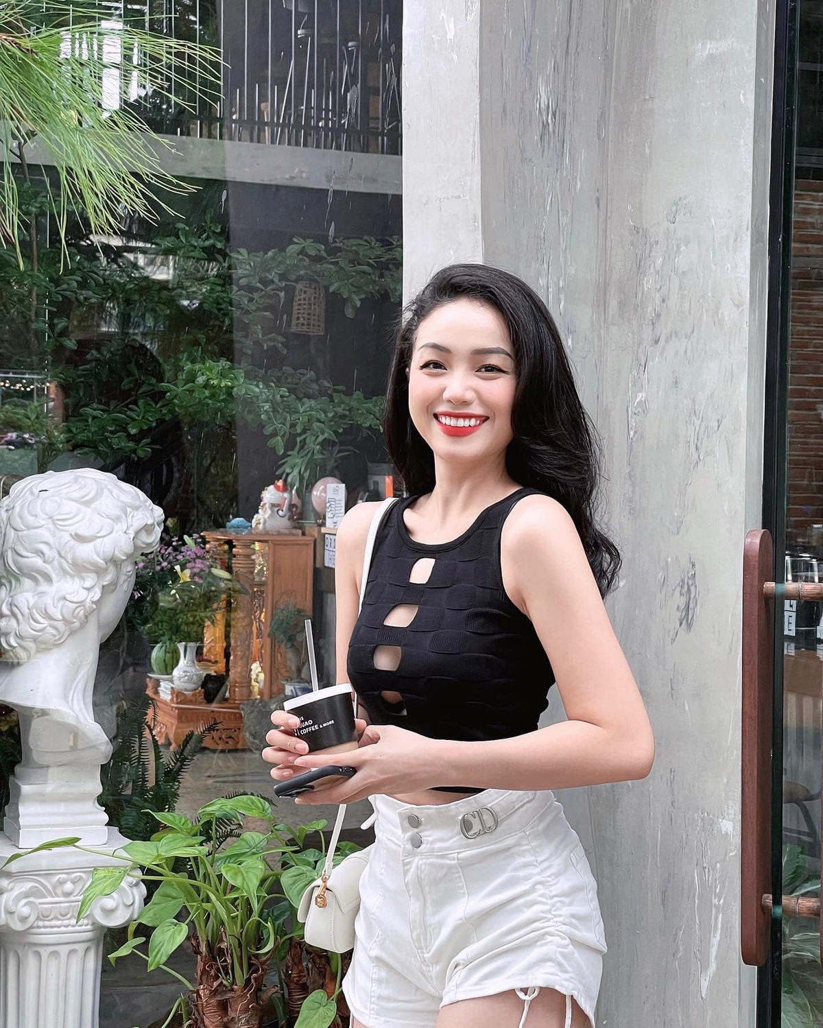 Chẳng những sở hữu đôi “gò bồng đảo” căng tròn, Thiện Mỹ còn có vòng eo “con kiến” cực phẩm. Chính vì thế, cô thường diện chọn trang phục khoe eo thon mát mắt.