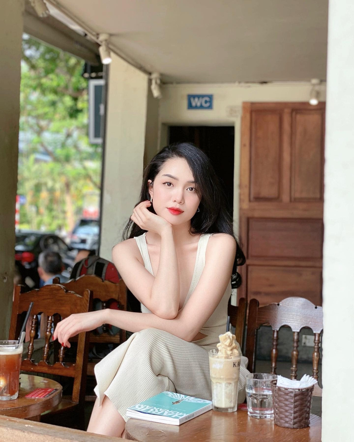 Làn da trắng bóc là điểm cộng nhan sắc của nàng hot girl phố núi.