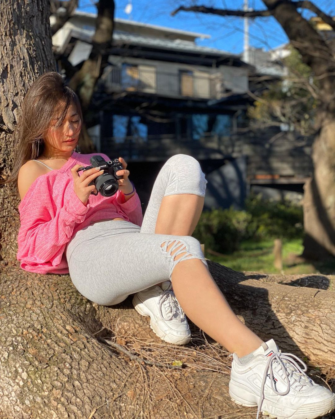 Năm 2 tuổi, người đẹp theo cha mẹ về Nhật Bản sinh sống. Được biết Maya Miyagawa là con lai Hà Lan - Nhật Bản.