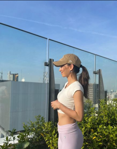 Bên cạnh đó, Maya còn là huấn luyện viên kiêm người mẫu thể hình. Thói quen luyện tập thể thao cũng giúp "bông hồng lai" sở hữu số đo ba vòng khá lý tưởng.